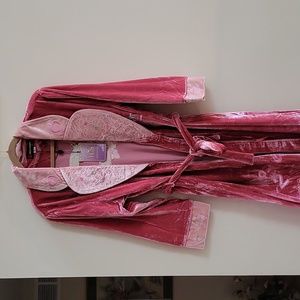 Women pink/rose Velor robe new w/ tags size XXXL w/ teddy bears bought in Egypt